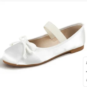 Ballerina skor - Ballerina skor i vit silke. Helt oanvända (Lånad bild)