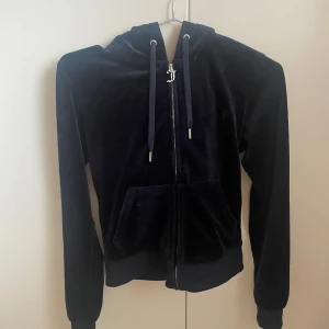Mörkblå juicy couture tröja - Säljer denna mörkblå juicy tröja. Den är i bra skick och är endast använd några gånger. Inga defekter. Säljer då jag inte använder den längre  Kom privat om fler bilder önskas! Går att föreslå lägre pris💓 Köpare betalar frakt  Har hela setet, 600kr.