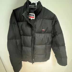 levi’s puffer Jacka  - Svart levi’s puffer jacket , bra skick
