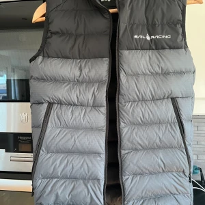 Sailracing down west - Snygg vest perfekt till våren. Andvänts ett fåtal gånger  