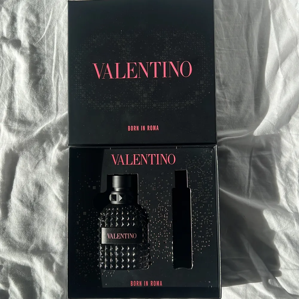 Valentina parfym, 50 ml flaska. Cirka 48 ml kvar. Ingår med en present paket och parfym.. Övrigt.