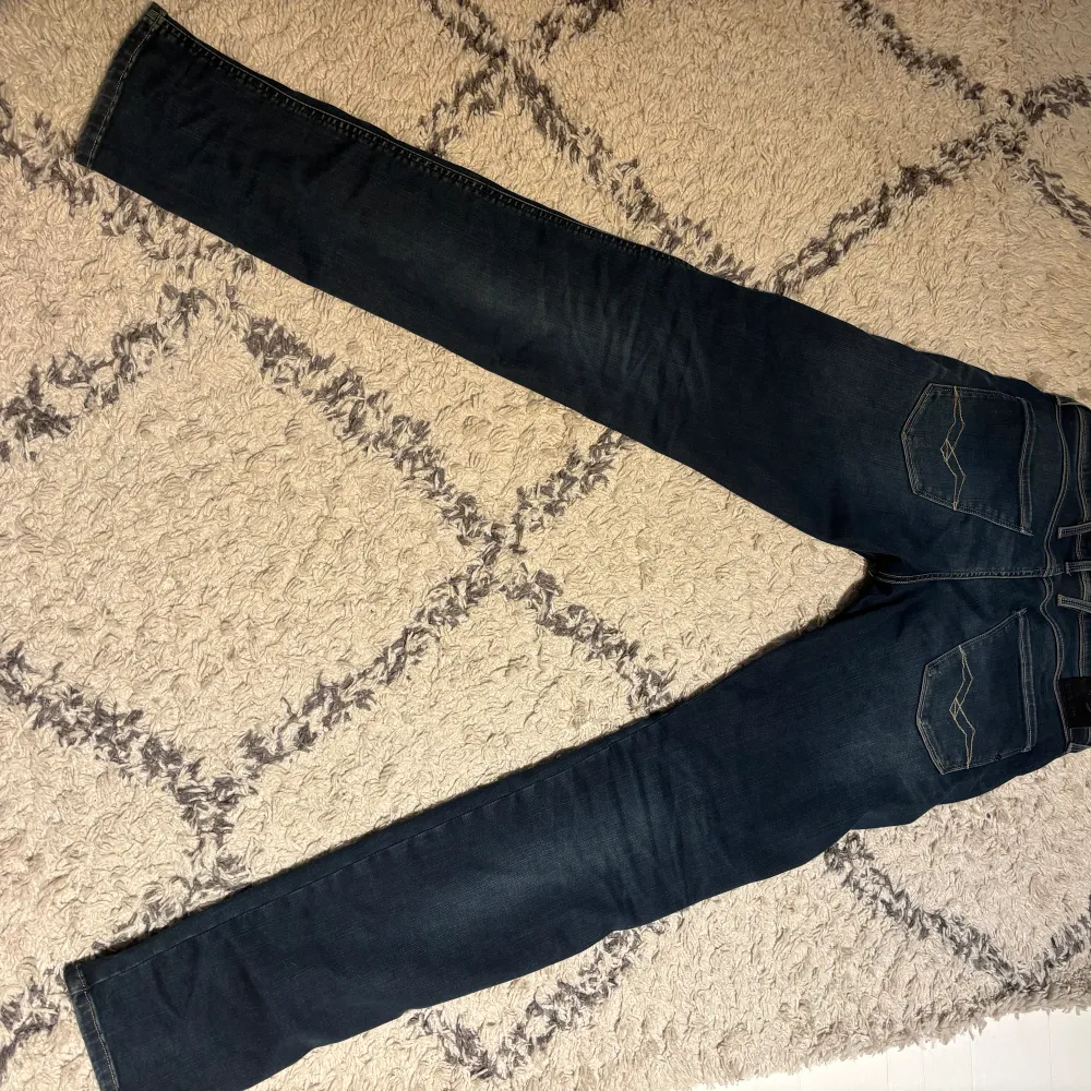 Säljer nu dessa Replay Anbass med riktigt sköna slitningar! Jeansen var för stora från början och är därmed i ett toppenskick, inga defekter. Storlek W30 L34. Kom gärna pricat vid frågor!. Jeans & Byxor.