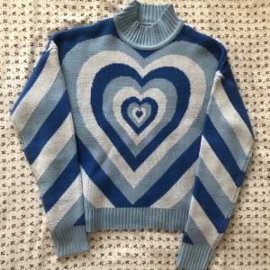 Söt tröja med ett hjärta på🤍 Är XXS men passar även SX-S. Kontakta mig om du är intresserad eller har frågor 