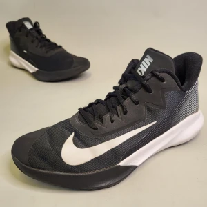 Nike Precision 4 Storlek 44.5 Sneakers Skor Svart - 14 dagars ångerrätt! Fri retur om de inte passar! Skorna är smutsiga under (bild 2) men är annars i bra skick. Inga hål på utsidan eller insidan. Ingen dålig lukt. Hör av dig om du har några frågor! Tack för att du tittade!