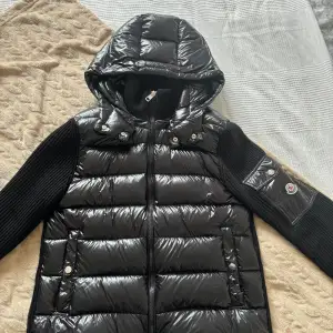 Säljer nu min moncler cardigan då den ej används Storlek M men sitter som S Tags medföljer 