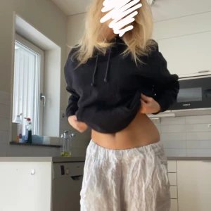 Linnebyxor - Jättefina linnebyxor perfekt till sommaren från chelsea knappt använda lite skrynkliga men det går att strycka💕