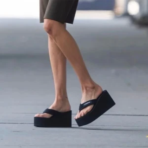 Platform flipflop - Bella Hadid inspirerande Filip flops, trendiga och perfekt för sommaren!💘