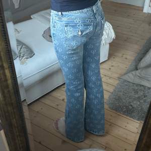 As snygga jeans. Storlek 36, aldrig använda. Jeansen är köpte för längesen så kommer tyvärr inte ihåg märke. Skriv för fler bilder.