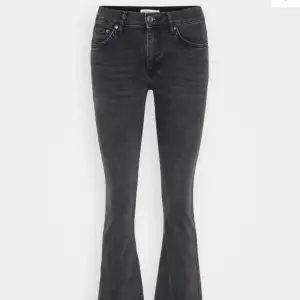 Lågmidjade grå bootcut jeans från Gina tricot i storlek 36 som endast är testade så jätte bra skick köpta för 499kr💗