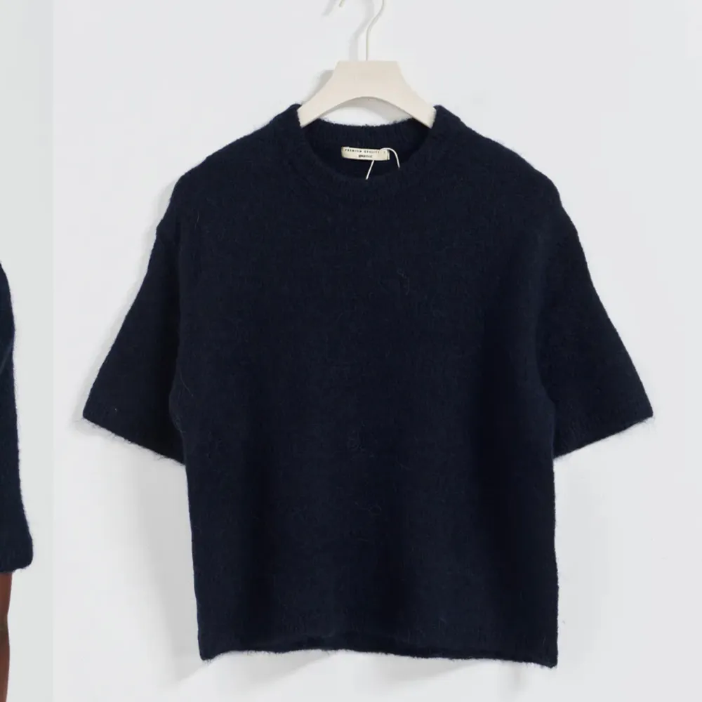 Stickad tröja från Gina tricot i storlek xs, använt 2 gånger kanske, inte min stil, mörk blå, säljer en likadan i grå, slutsåld på hemsidan, 299kr. Stickat.