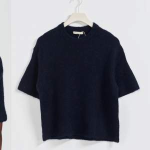 Stickad tröja från Gina tricot i storlek xs, använt 1 gång bara, inte min stil, mörk blå, slutsåld på hemsidan, 250kr