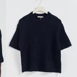 Stickad tröja från Gina tricot i storlek xs, använt 2 gånger kanske, inte min stil, mörk blå, säljer en likadan i grå, slutsåld på hemsidan, 299kr