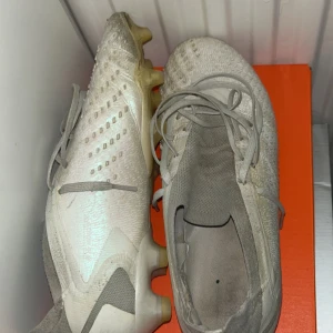 Fotbollsskor  - Adidas Predator, använda en hel säsong på gräs och konstgräs därav missfärgningen annars bra skick. Storlek 42 2/3. Köpta för 2399