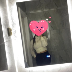 Vit pälsig kofta - Säljer min så mysiga kofta med dragkedja. Anledningen är att jag bytt klädstil och letar efter nytt hem på den! Nypris 239kr. DM är alltid öppen för diskussion kring plagget🕰️🤍🐎