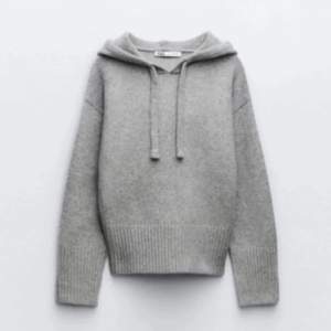 Supersnygg stickad hoodie från zara som endast är testad! Storlek M men lite lite liten i storleken, passar mig som vanligtvis har S, slutsåld!