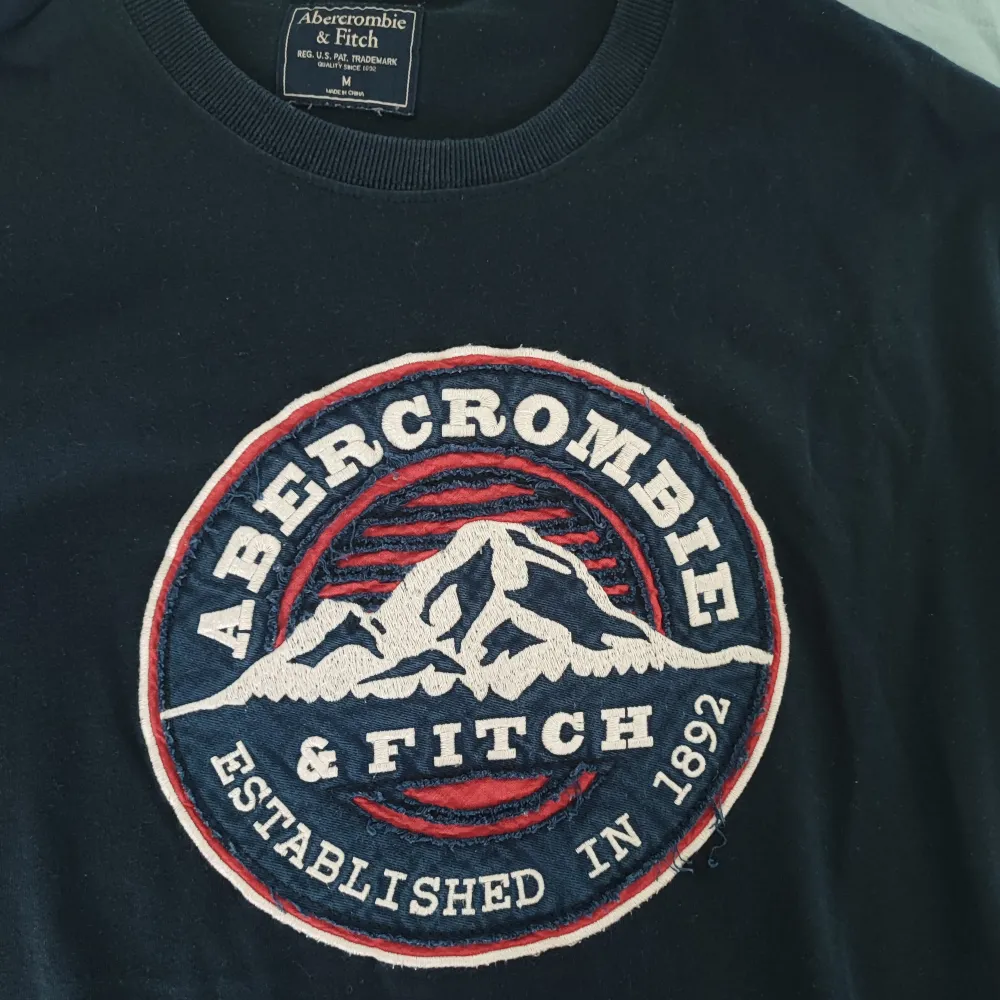 T shirt Abercrombie&Fitch. Dark blue. Size M. Good conditions.. T-shirts.