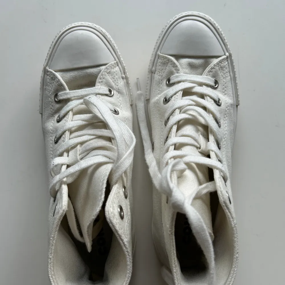 Converse white beige with a flower as a decoration. Used them 3 times. Skor.