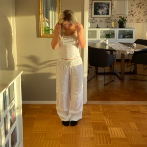 Lågmidjade linnebyxor  - Midwaist/lågmidjade linnebyxor från Madlady. Mycket bra skick, använda ett fåtal gånger. Storlek Xs men passar även S.
