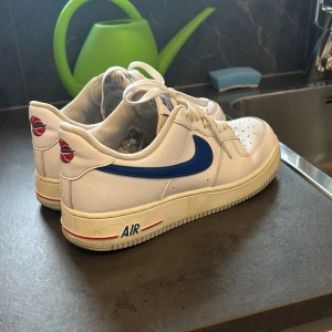 Air force 1 - Ett par air forces i en snygg colorway. De är använda men i hyfsat bra skick och de är hyfsat rena, 7,5/10. Pris kan diskuteras