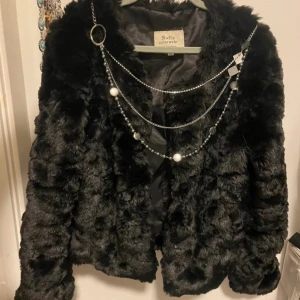 Faux fur jacka - Fin svart jacka som använts en gång💕  ✨Storlek XL men passar mer som L ✨perfekt skick   