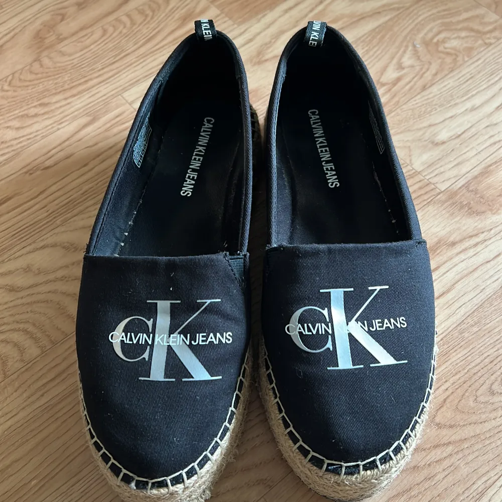 Calvin Klein svart Espadrille storlek 38. Skor.