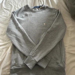 Ralph lauren tröja - Riktigt fet pullover från ralph lauren säljer den då det inte riktigt var min stil Skick 9/10 nästan aldrig andvänd Nypris 1600