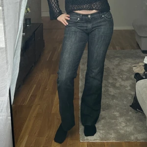 Lågmidjade bootcut jeans - Såå fina lågmidjade gråa jeans i en bootcut modell, sitter jättebra men är tyvärr lite för små för mig i rumpan och kring höfterna. Perfekta för mig i längden och jag är 163.  100% cotton denim - från eastwest denim. 💕💕