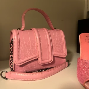 Väska från zara använd 1 gång  - Endast använd 1 gång på bröllop. Nypris 400 