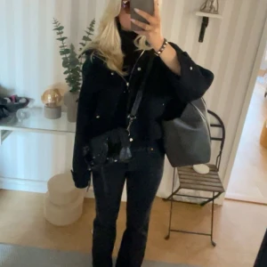Vårjacka från Zara - Säljer denna pågrund av att jag köpt en ny så den kommer ej till användning längre. Köpte den i januari och är i jättebra skick. Original pris är 900kr, pris kan diskuteras!💓
