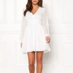 Studentklänning!🌸 - Sjukt fin klänning från bubbleroom parfekt till student och skolavslutning i st 38! Är i nyskick, använts en gång💕köpt för 699 kr säljer den nu för 300kr!🌸