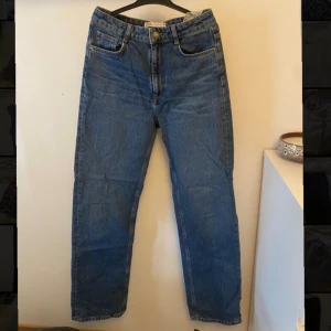 Zara jeans - Bra skick generellt, de är lite slitna vid ena bakfickan, men detta går lätt att fixa ❣️😍