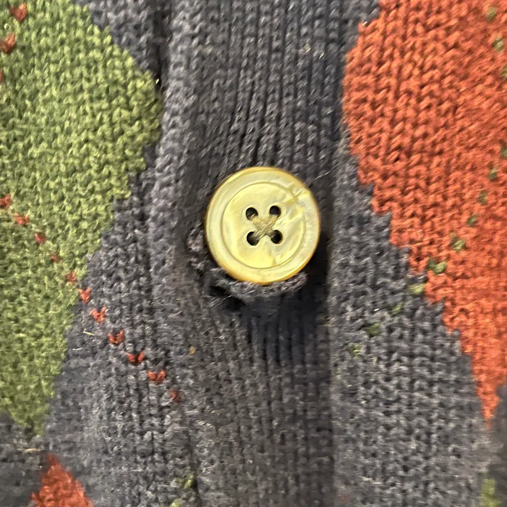 | Polo Ralph Lauren | Rutig cardigan | 100% Bommull | Ett litet hål precis under knappen |. Tröjor & Koftor.