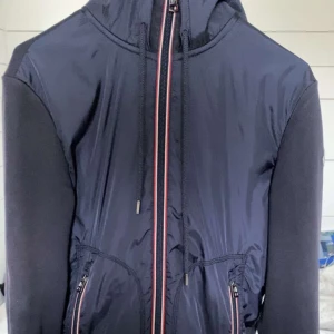 Moncler cardigan - Asfet moncler cardigan som är perfekt nu till våren! Den är knappt är använd och har inga skador. Kan gå ner i pris vid snabb affär. Den passar även väldigt bra på XS.