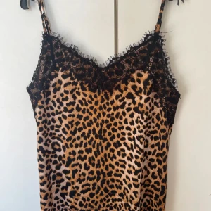 leopard linne - ett jättefint leopard linne med spets som tyvärr inte används. väldigt skönt material❤️