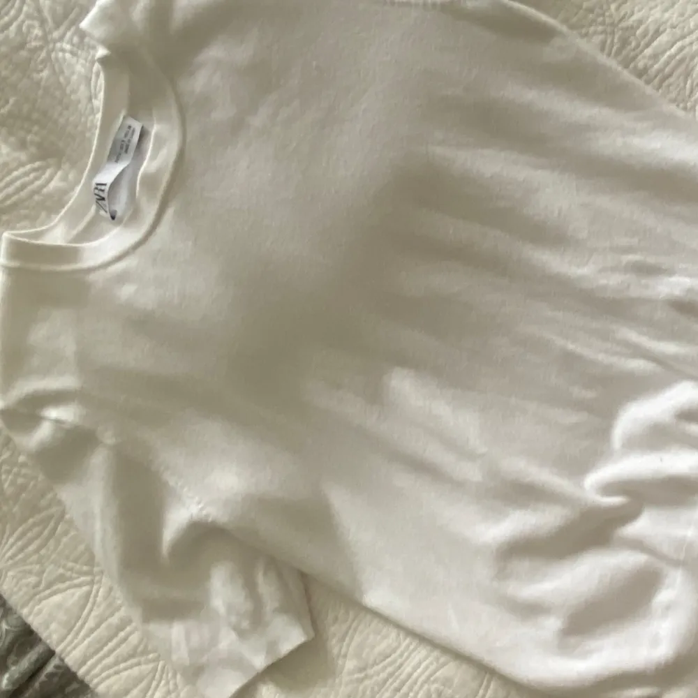 Vit viral zara tröja i storlek s för 200 +frakt. T-shirts.