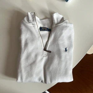 Ralph lauren Quater zip vit - Säljer denna mycket fina Ralph lauren, har använt den i 5-6 månader men eftersom man gymmar samtidigt så har den blivit lite tajt. Storlek M, Hör av vid intresse och pris😁👍
