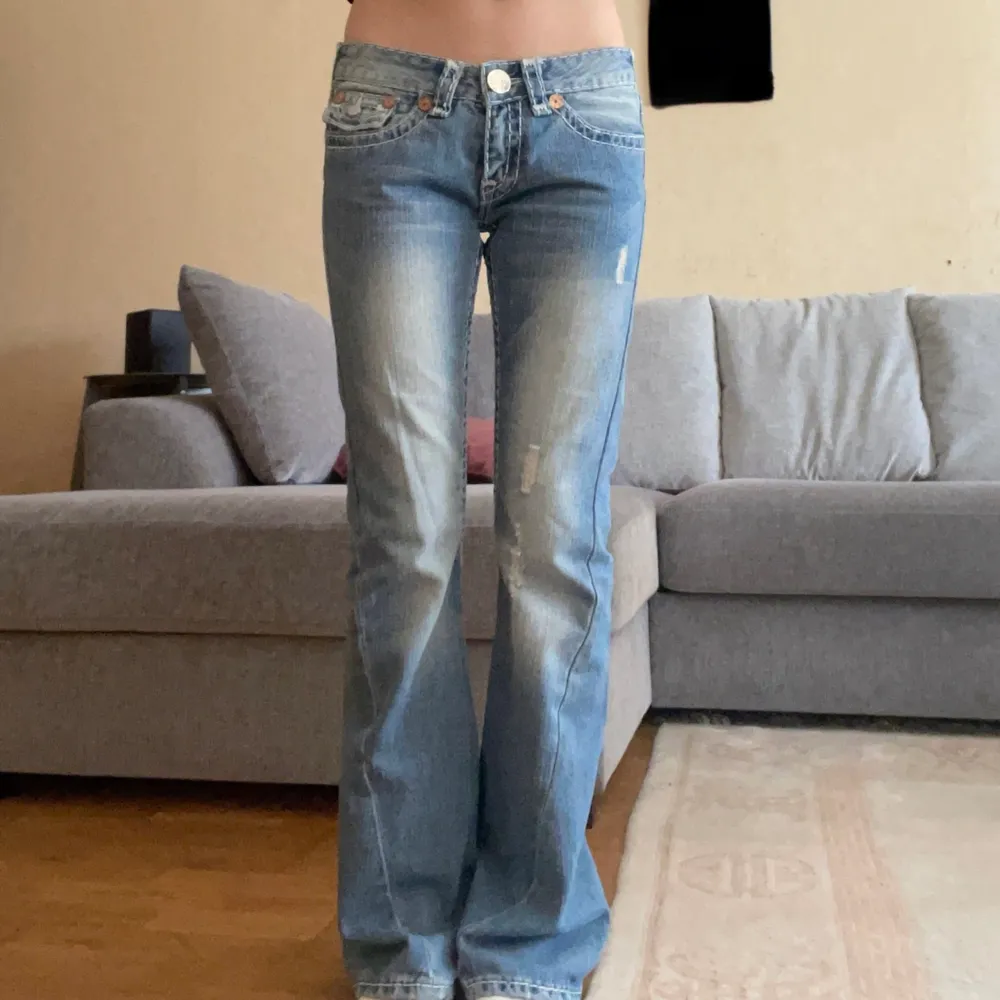 Super snygga Lågmidjade flared/bootcut True Religion jeans i toppskick! Storlek W27, midjemått 38 innerbenslängd 78. Jag är 165 och dom passar perfekt! Fast pris gäller!  Tryck gärna på ”köp nu”!💗. Jeans & Byxor.