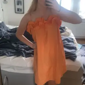 Jätte fin orange klänning, aldrig använd med prislapp kvar i storlek S