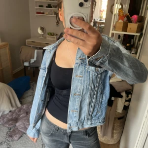 levis jacka - såååå fin jeansjacka som blivit för liten🥹🥹🥹❤️❤️❤️lägg prisförslag!!