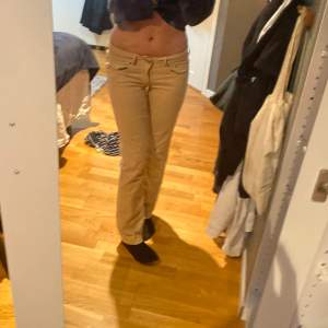 As snygga beiga low waist jeans från Pepe Jeans, passar mig som bär storlek S och är 170 lång! 💖