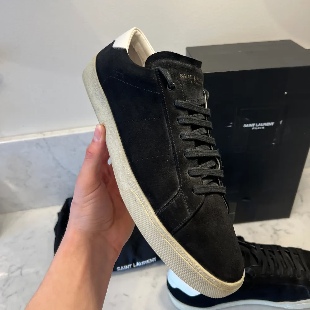 Säljer dessa snygga skor från yves saint Laurent i färgen svart. Skorna är som nya använda 1-3 gånger. Storlek 45, allt og medföljer såsom box, dustbags kvitto, extra snören.. Skor.