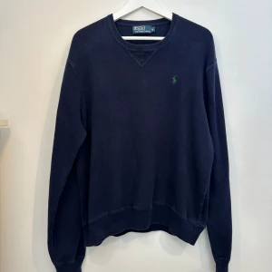  Ralph Lauren tröja -  Säljer nu en Ralph Lauren tröja i använt men mycket fint skick | normal i storleken M | hör gärna av er vid fler funderingar vi hörs! 