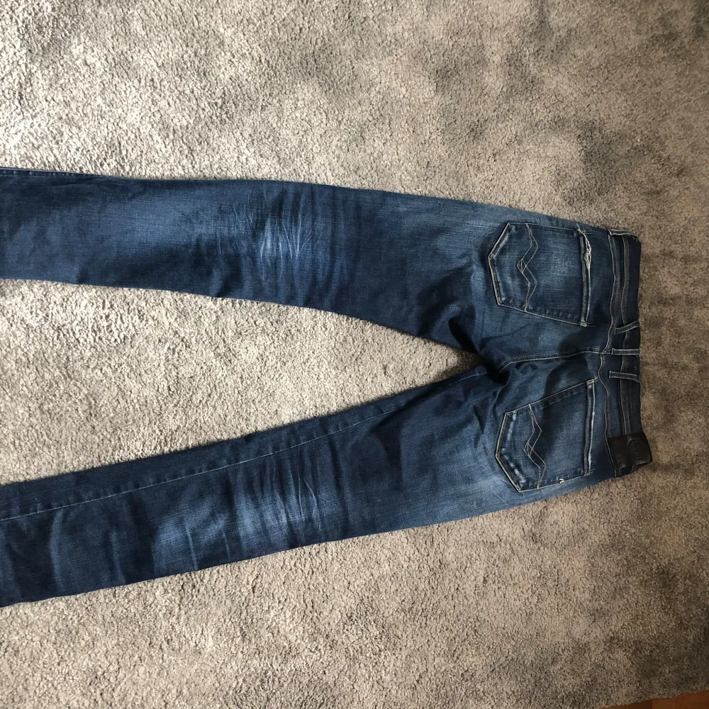 Fina replay anbass slim fit jeans för 449 kr✅Nypris:1799 kr✅ Fint skick 9/10✅ Pris kan möjligen sänkas vid snabb affär✅. Jeans & Byxor.