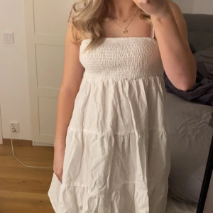 Klänning🤍 - Superfin klänning som jag säljer då den inte kommit till användning, oanvänd💕