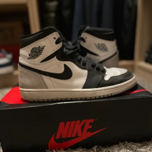 Jordan 1 Retro High OG - ”Stage Haze” - Säljer ett par feta Jordan 1 som inte länge kommer till användning. Skorna är som bilden visar lite creasade och därav priset.  Hör av dig vid minsta intresse!