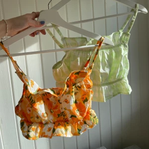 Toppar - Säljer dessa söta sommartopparna då de inte kommer till användning. Är i super fint skick och använda ett fåtal gånger! Den orangea är i storlek 36 och den gröna i storlek 38. Säljer för 20 kr styck. Hör av dig vid frågor eller fler bilder! ☺️💗