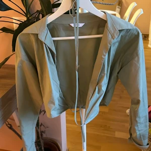 Trendig skjorta - Skjorta med snörning i midjan (cropad).