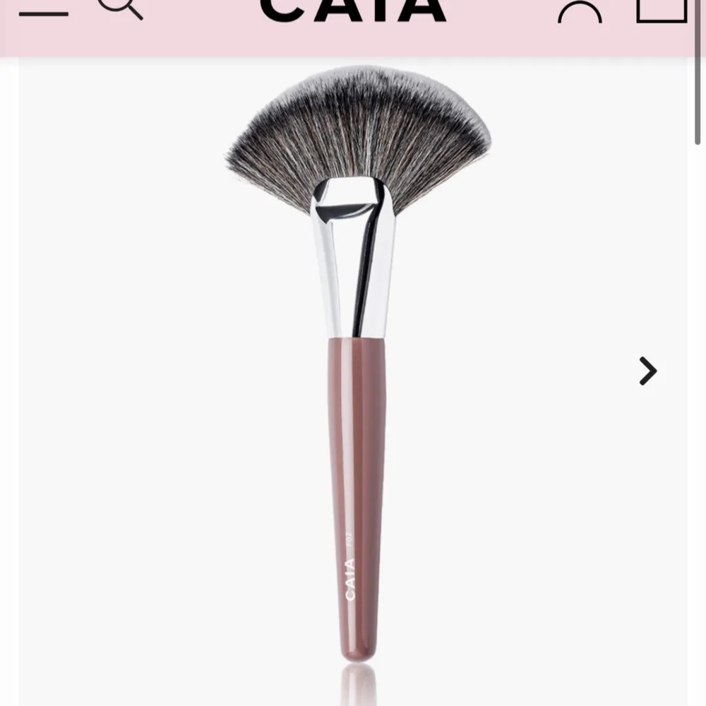 En sminkborste från caia cosmetics i 02💕 ny med förpackning aldrig använd💕  Säljer pågrund av att det köptes fel borste💕 nypris:245kr + 29kr frakt jag säljer den för 200kr💕. Accessoarer.