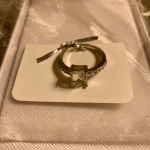 *NY*Ring med bling! - Ny fin oanvänd ring med strass, ca Stl 17,5-18.  Stål/Okänt material.