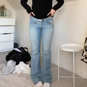 Lågmidjade bootcut jeans, midjemått rakt över ca 37,5 cm och innerbenslängd ca 83 cm💕💕